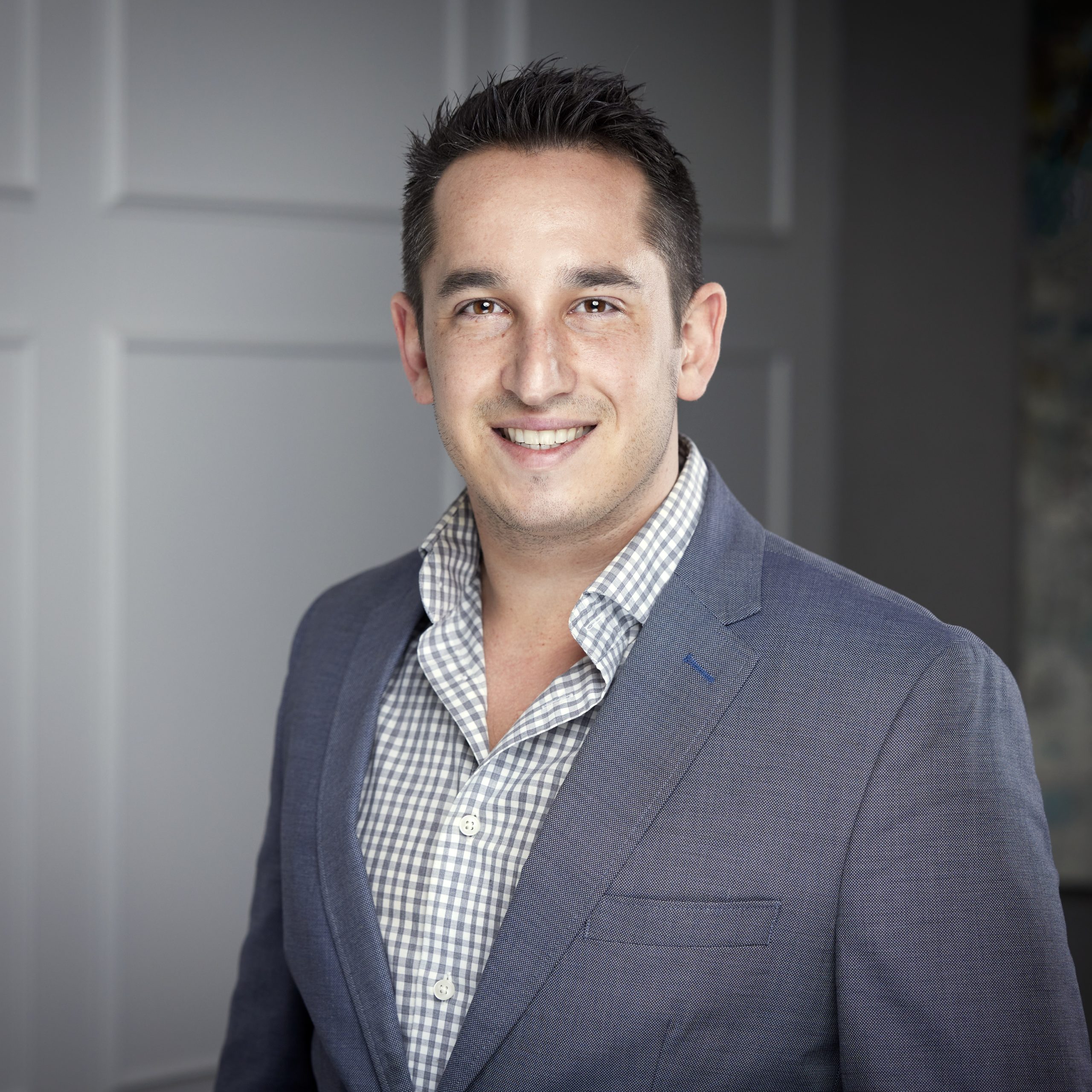 An image of Eric Piech in the Niagara Region office of DDL & Co.