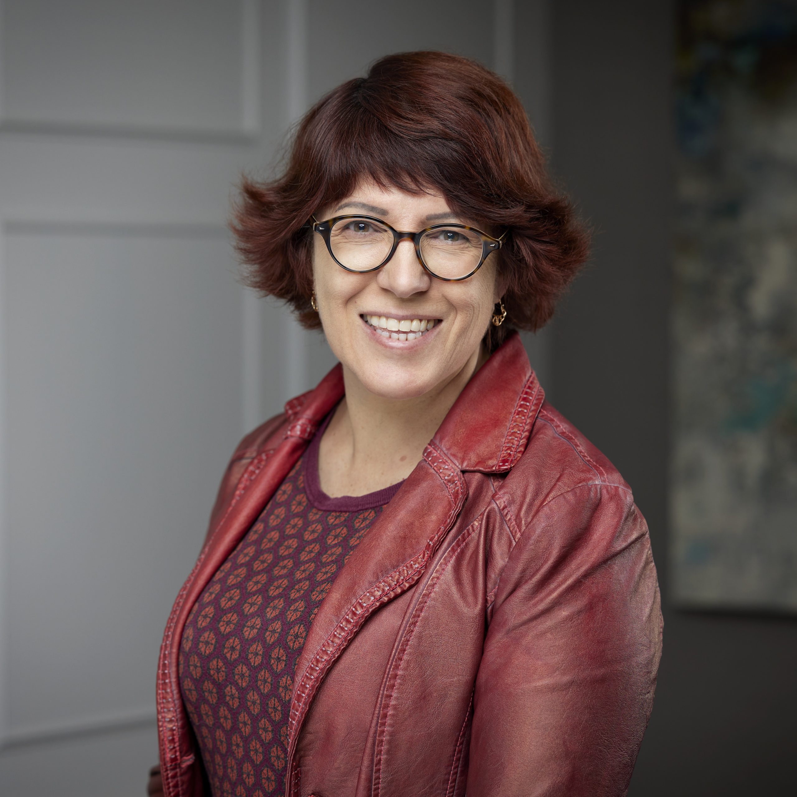 An image of Laurie Rodgers in the Niagara Region office of DDL & Co.