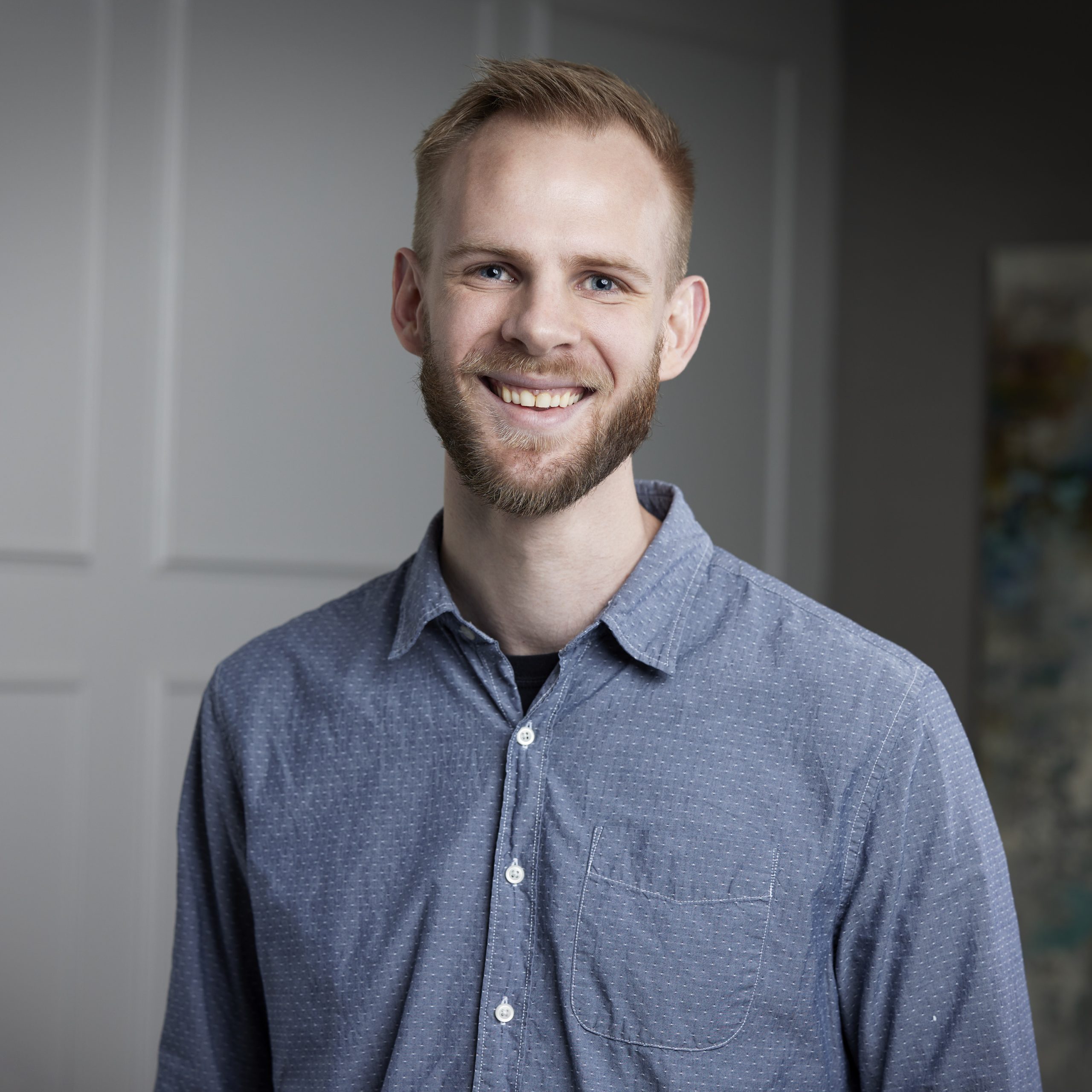 An image of Ryan Veldman in the Niagara Region office of DDL & Co.