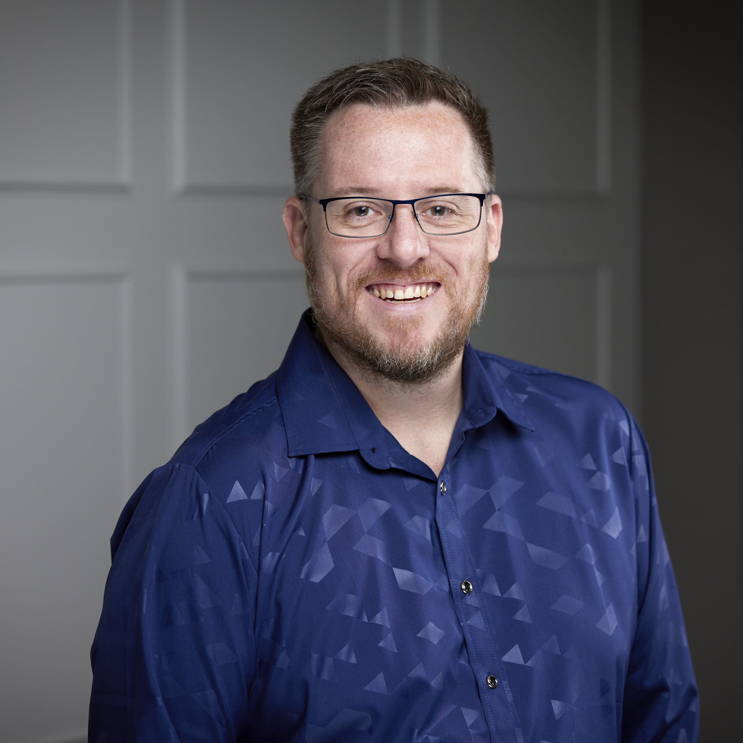 An image of Ryan Bassett in the St. Catharines office of DDL & Co.